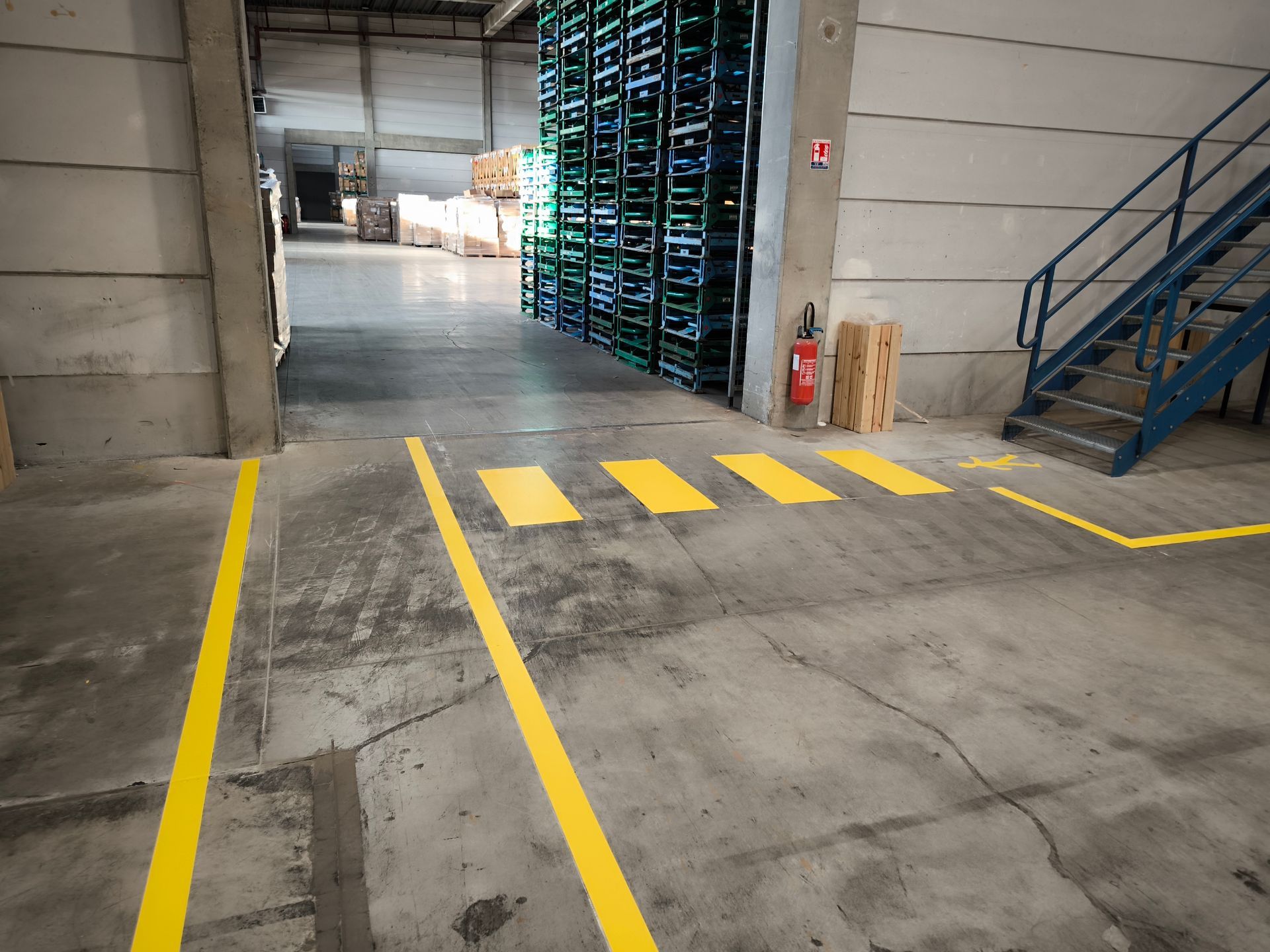 Un sol industriel avec des lignes jaunes dans une zone d'entrepôt