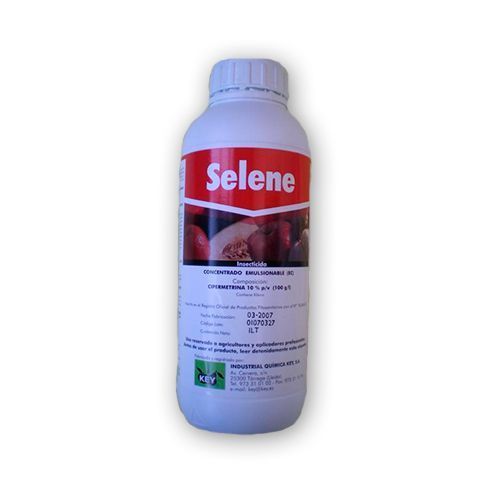 Una botella de selene sobre un fondo blanco.