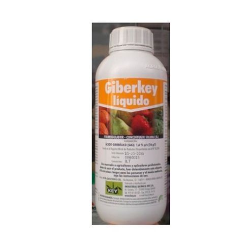 Una botella de Giberkey Liquido está sobre una mesa.