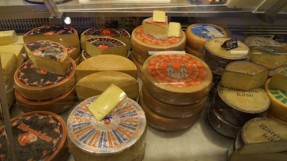 Ein Teller Croissants und eine Tasse Kaffee auf einem Holzfass.