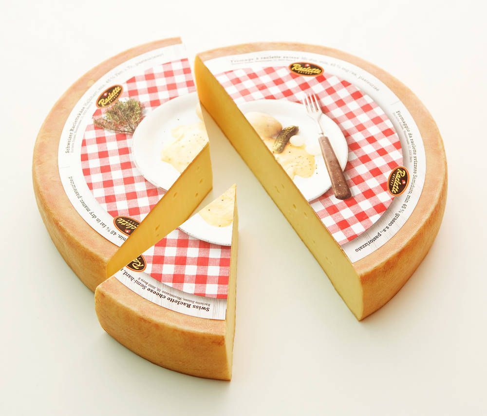 Drei Tassen Cappuccino stehen auf einem Holztisch neben Topfpflanzen.