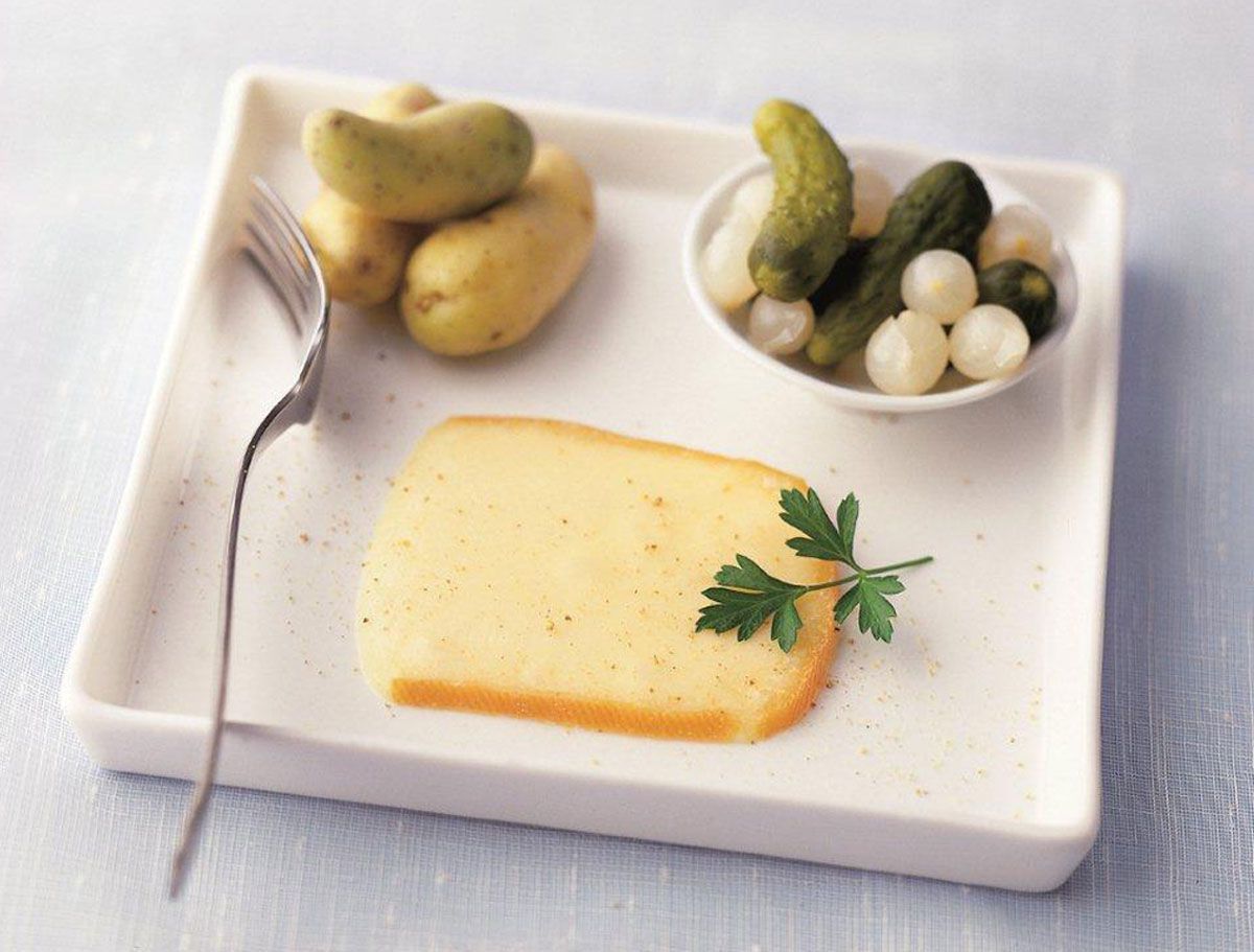 Ein Glas Eiskaffee mit einem Strohhalm auf einem Tisch