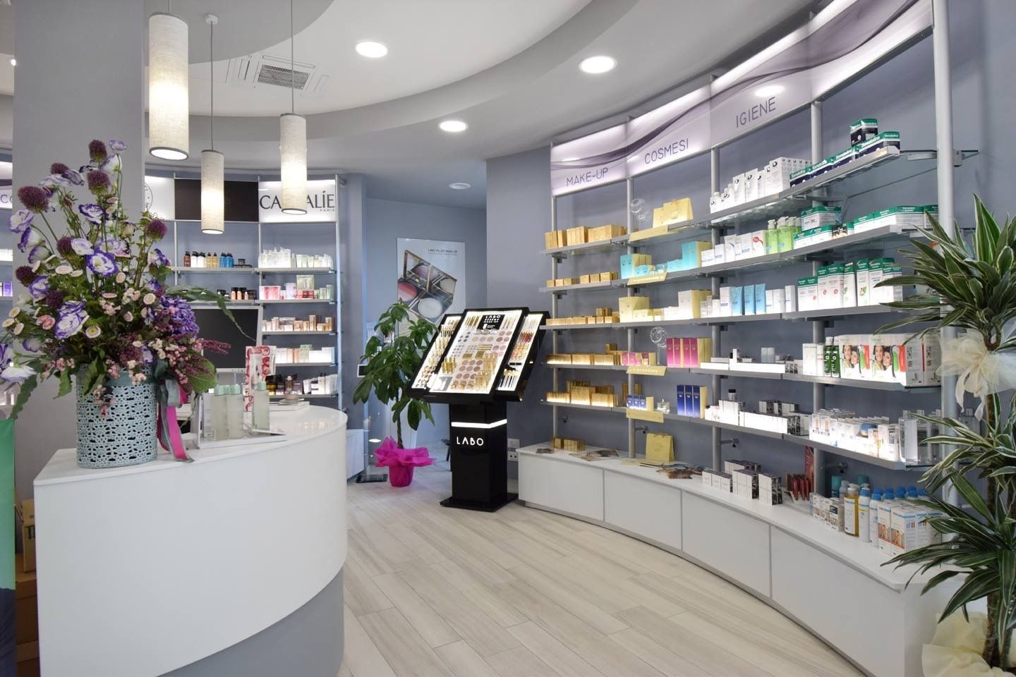 interno della farmacia tercinod