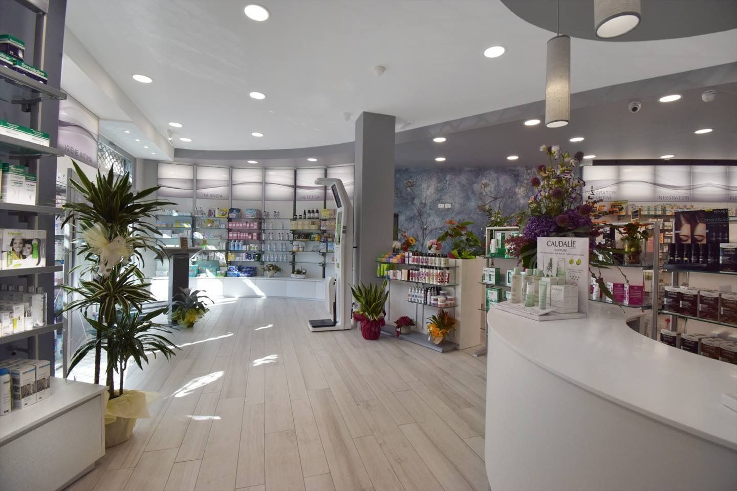 interno della farmacia tercinod