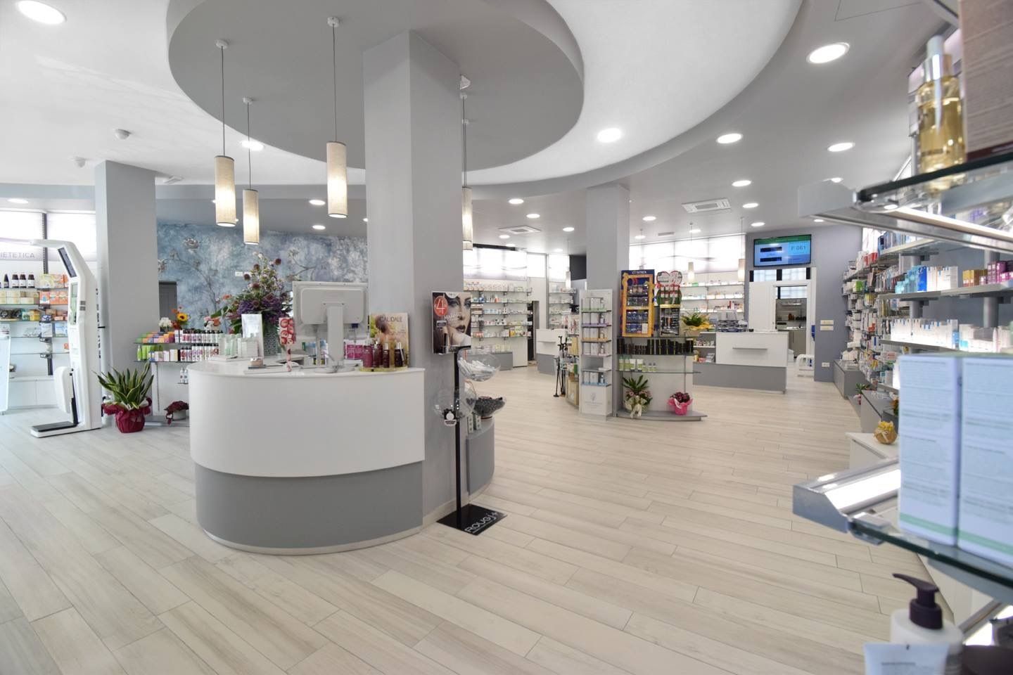 interno della farmacia tercinod