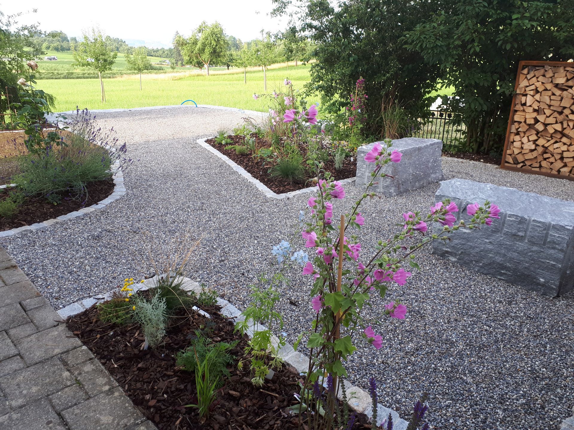 Ein Kiesweg mit Blumen in der Mitte