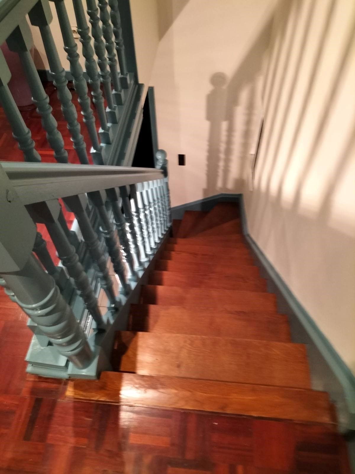 Escalier en bois peint en turquoise