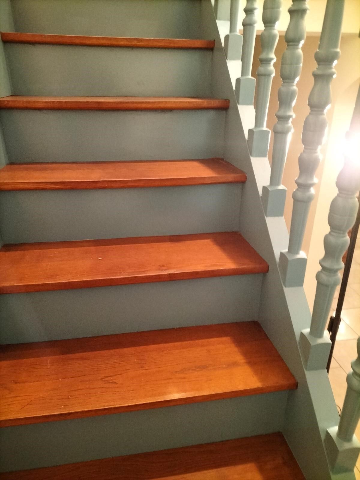 Escalier en bois peint en turquoise vue du bas