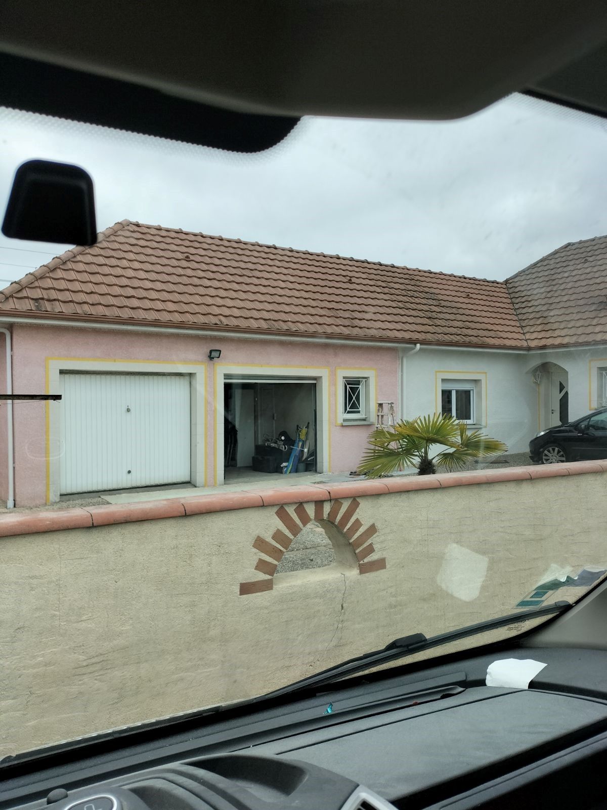 Maison après ravalement de façade vue de loin