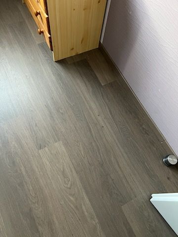 Parquet en bois marron en biais