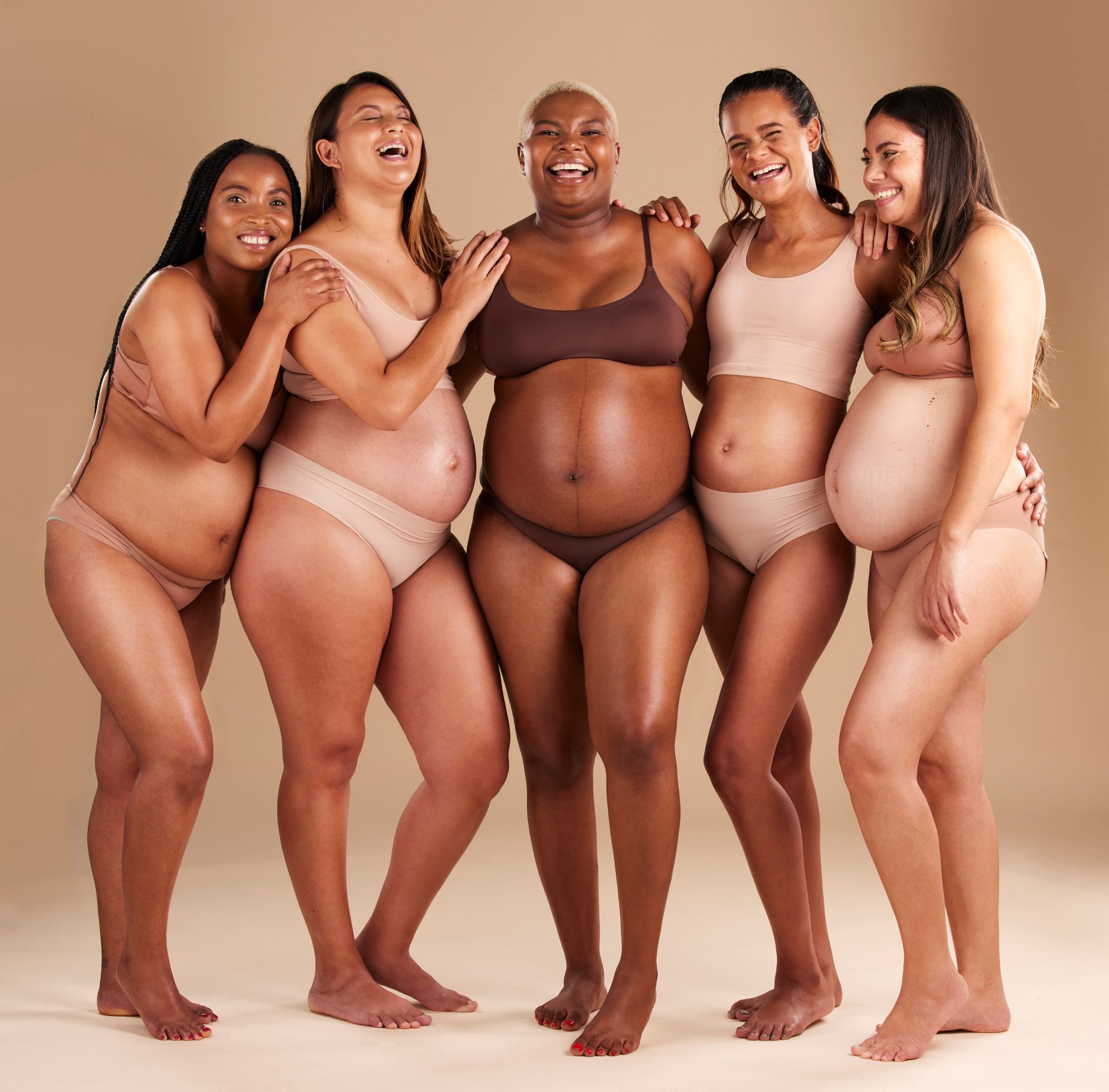 Un groupe de femmes enceintes posent ensemble pour une photo.