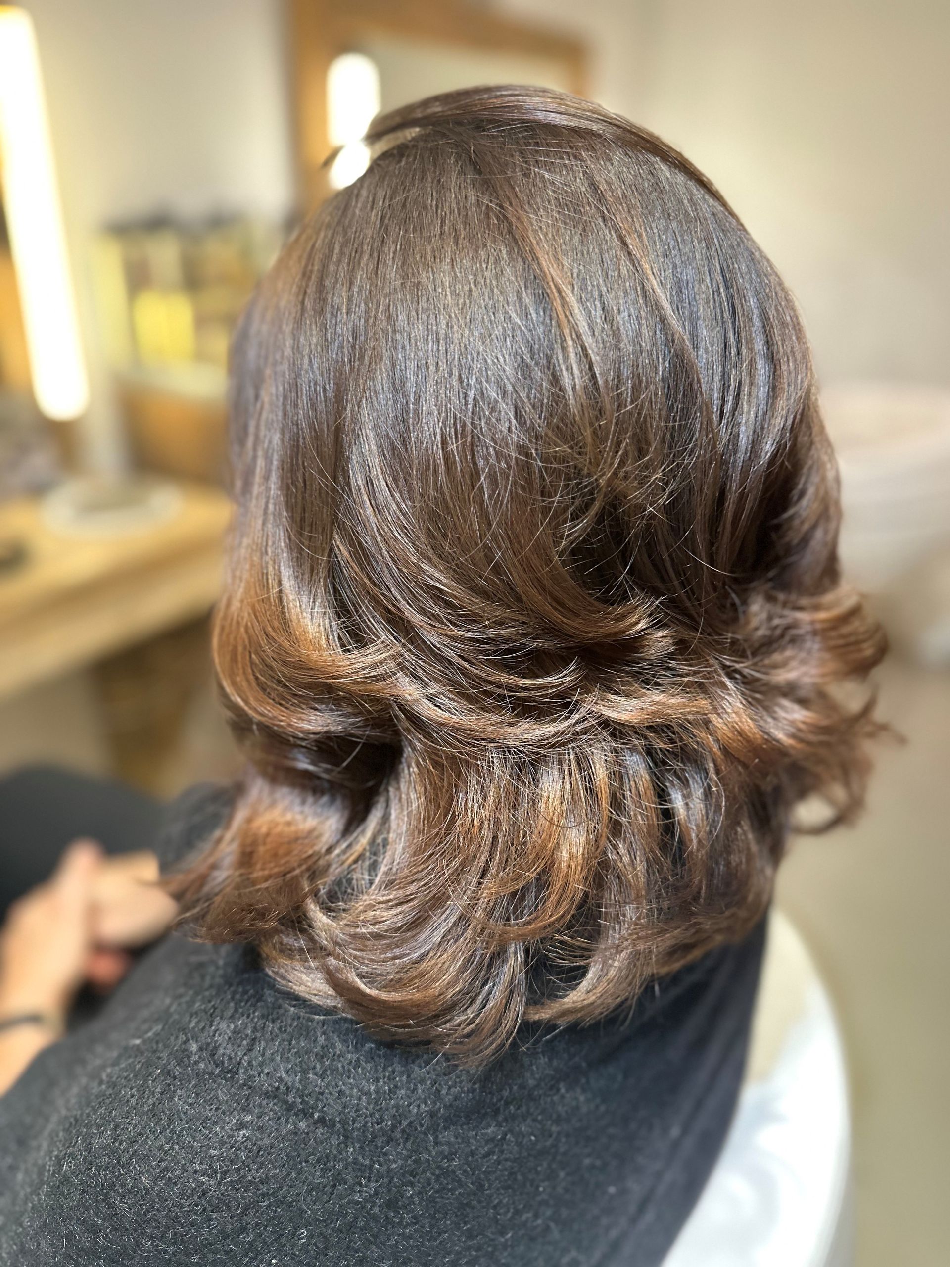 Eine Frau lässt sich in einem Salon die Haare machen.