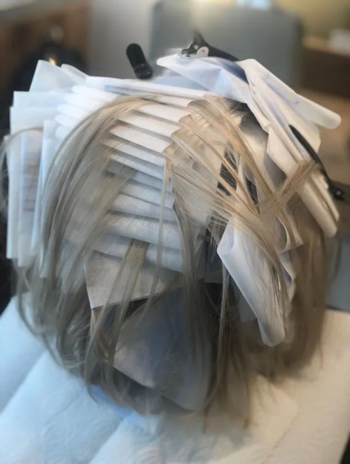 Ein Bündel Haare liegt auf einem Tisch