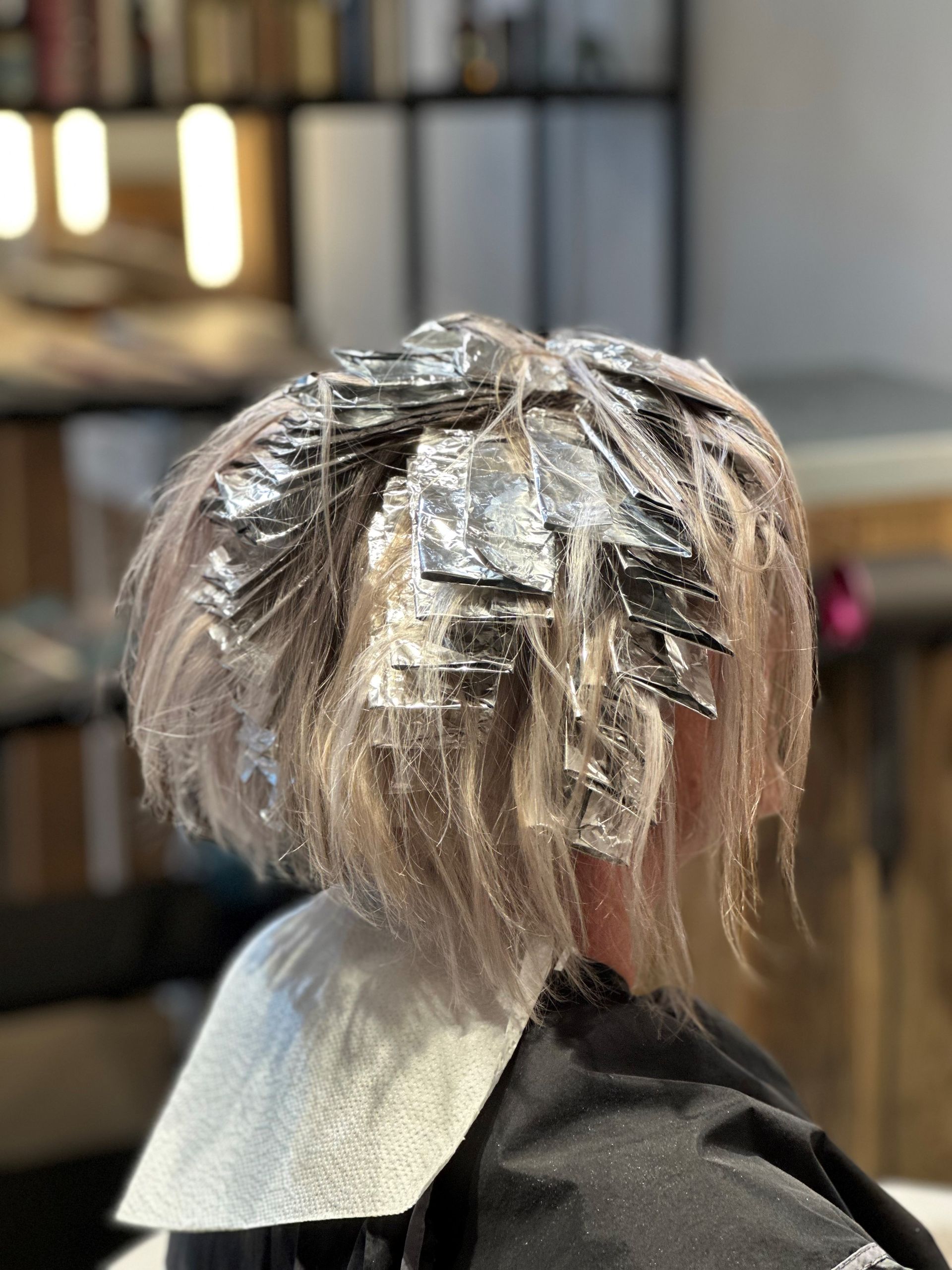Eine Frau lässt sich in einem Salon die Haare färben.