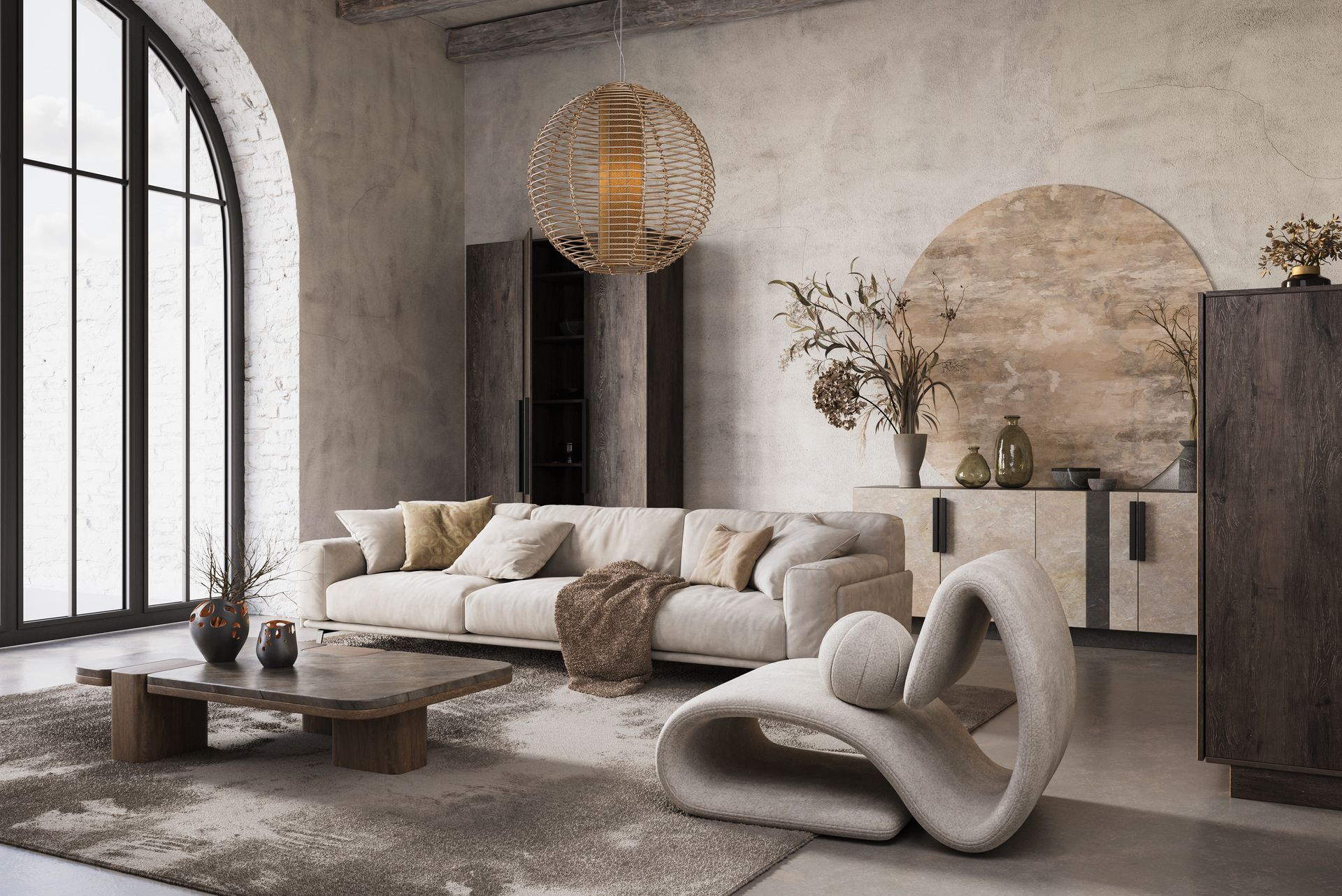 Salon minimaliste beige avec canapé incurvé, fauteuil sculptural, table basse ronde et grande fenêtre cintrée.