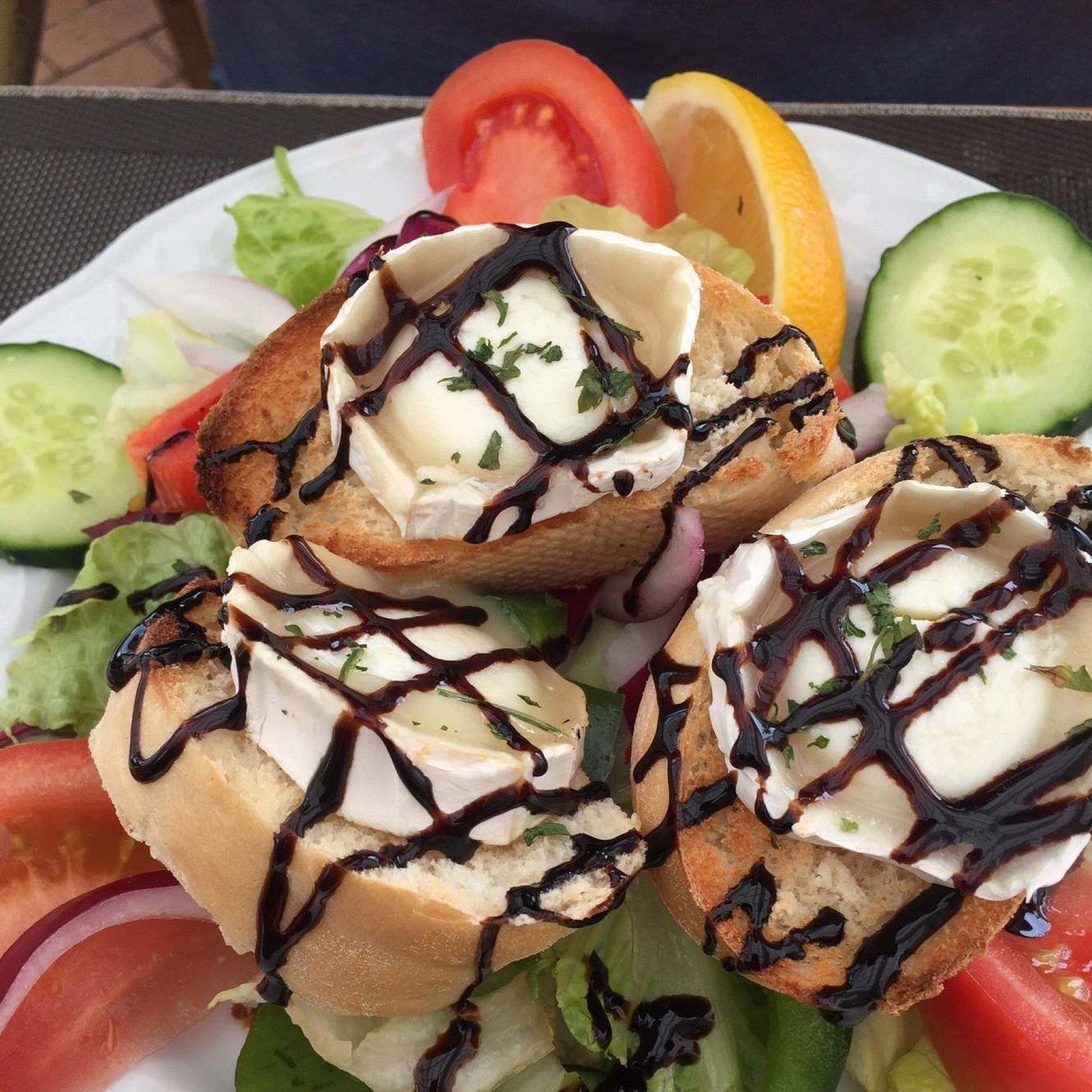 Un primer plano de un plato de comida con pan y verduras.
