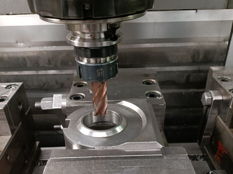 Fresadora CNC cortando una pieza metálica.