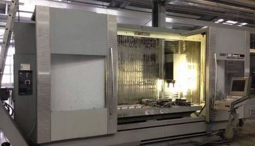 Fresadora industrial gris de gran tamaño en un taller.