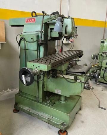 Fresadora TEXAS verde en un taller.