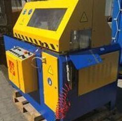 Maquina de corte industrial de color amarillo y azul con funciones de seguridad.
