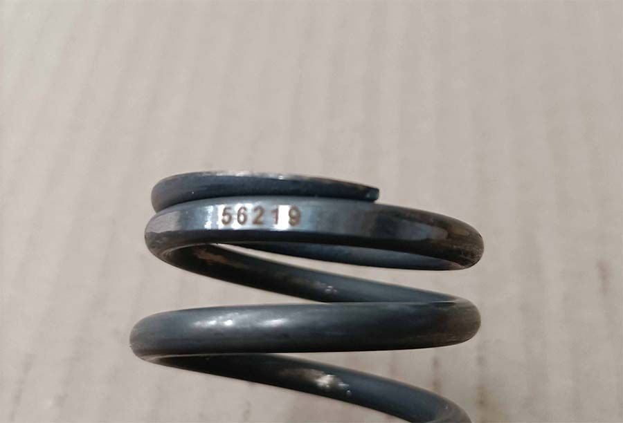 Primer plano de un resorte de metal con el número 