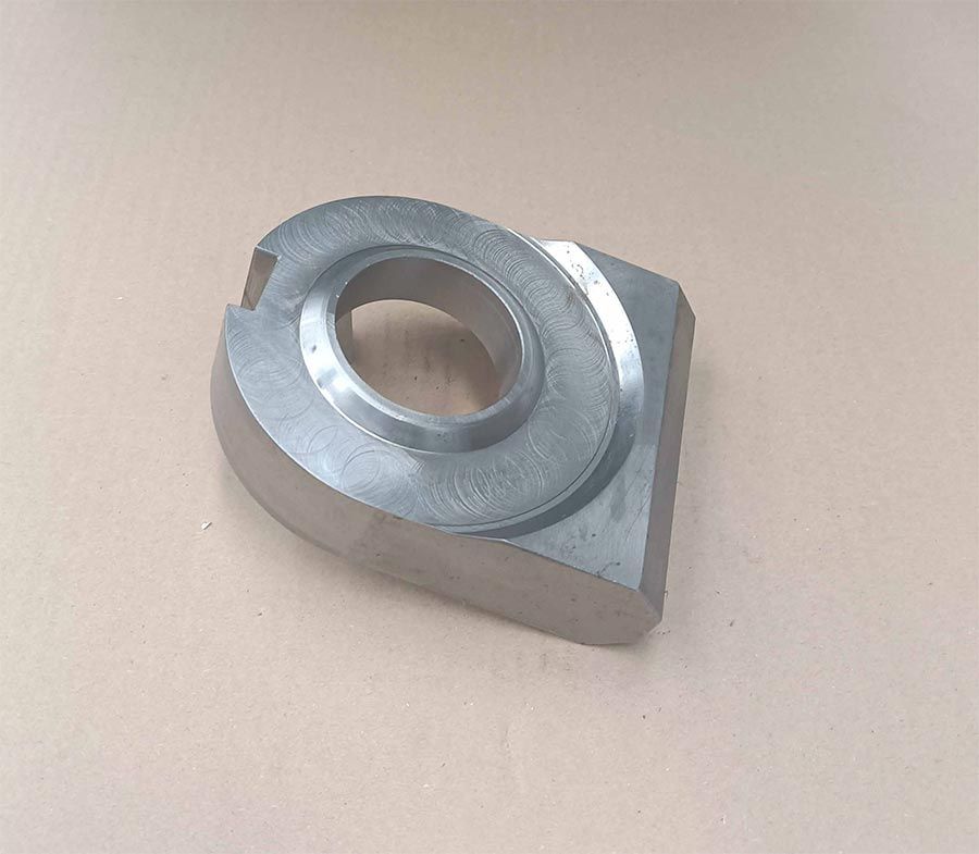 Soporte metálico con agujero circular y base plana.