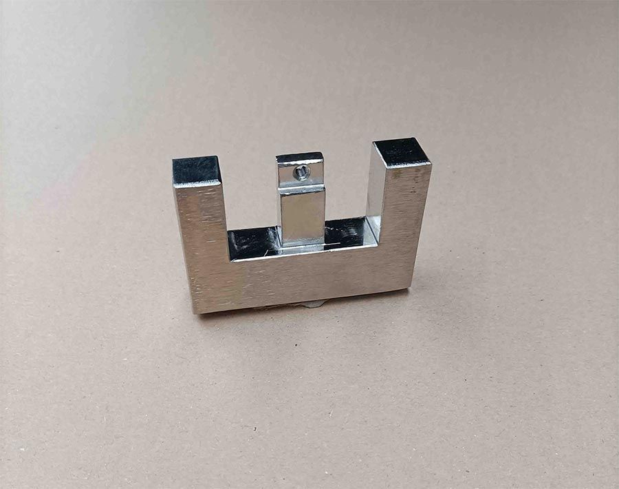 Rompecabezas de metal plateado con forma de 