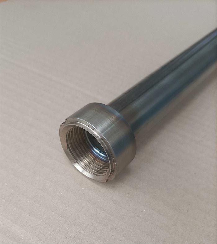 Varilla metálica con extremo roscado.