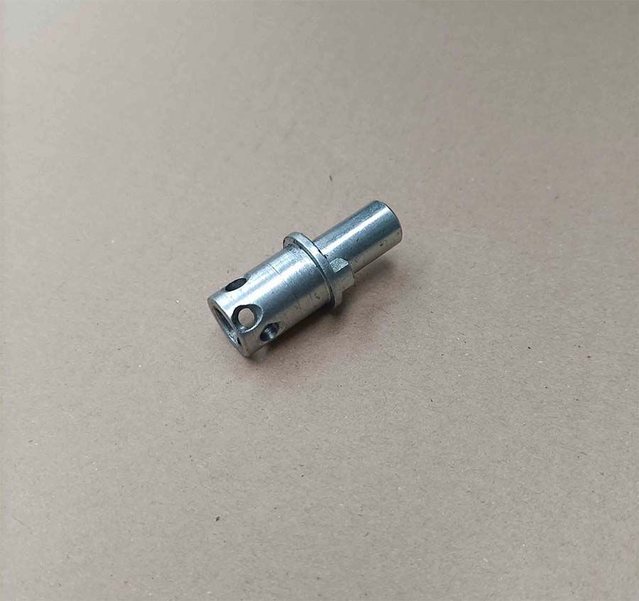 Componente industrial metálico con cuerpo cilíndrico y agujeros.