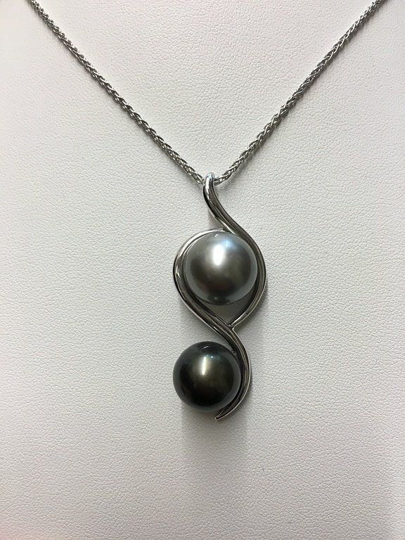 Collier gris et noir