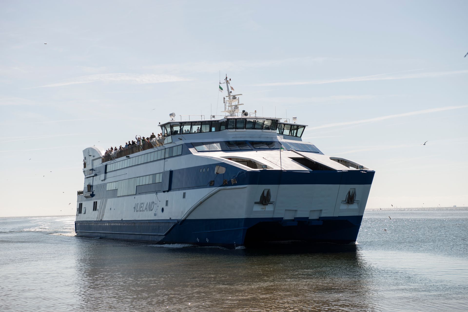 Een grote boot drijft op een watermassa.