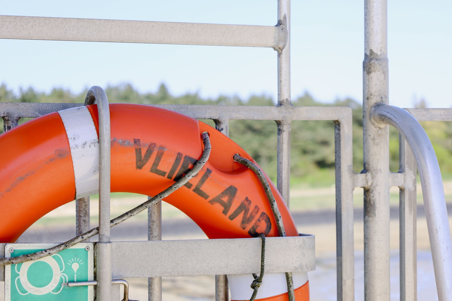 Een reddingsboei met het woord vlieland erop