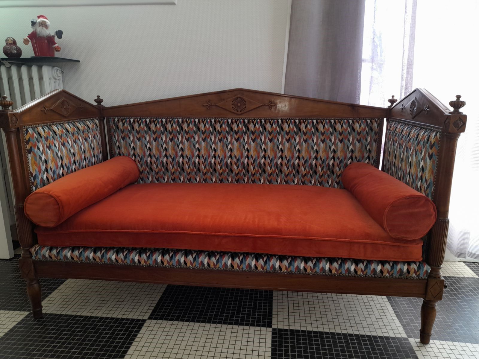Banquette avec coussin rouge orangé