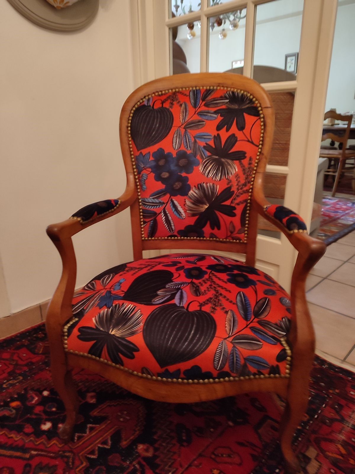Fauteuil avec des motifs sur fond rouge