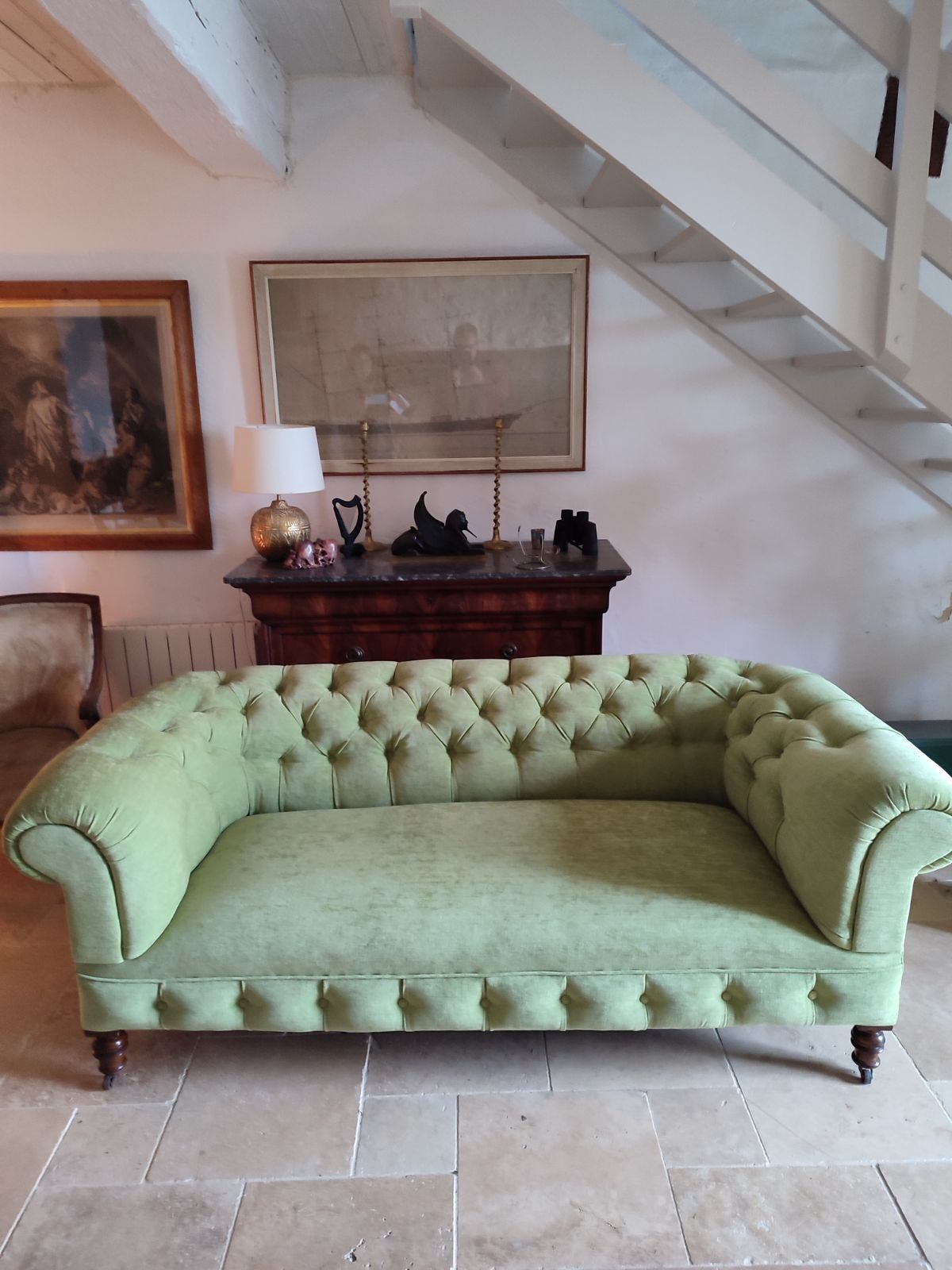 canapé capitoné vert clair