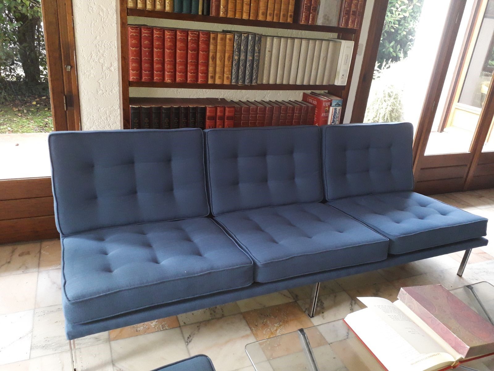 Banquette bleu capitonnée