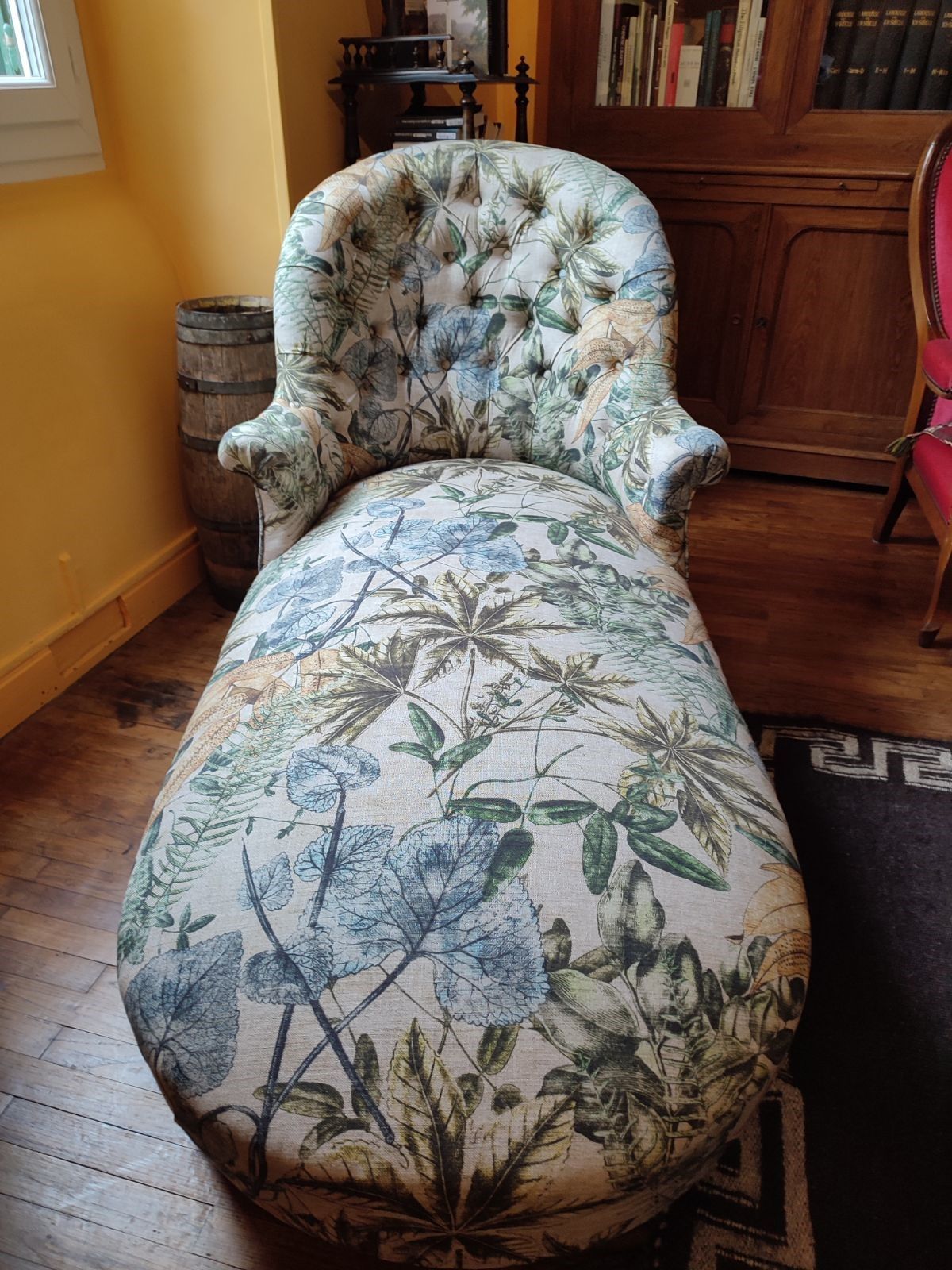 Causeuse à motif floral