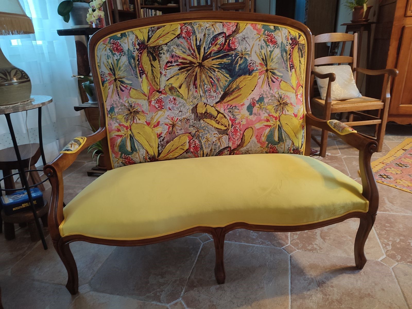 Banquette jaune avec des motifs floraux