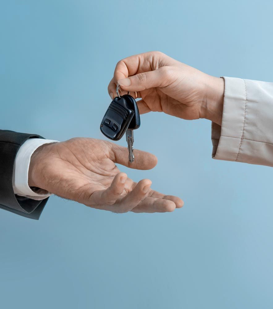 Échange de clés de voiture entre deux personnes sur fond bleu clair
