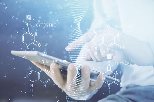 Manos tecleando en una tableta con gráficos de ADN y moléculas superpuestos en una interfaz científica azul.