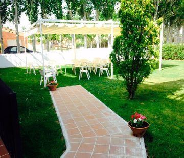 Hay una pasarela que conduce a un mirador en el patio trasero.