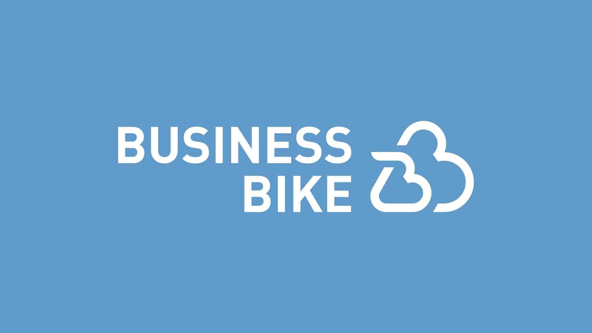 Weißer Text mit der Aufschrift „BUSINESS BIKE“ neben einem weißen Logo aus zwei ineinandergreifenden „B“-Formen auf einfarbig blauem Hintergrund.