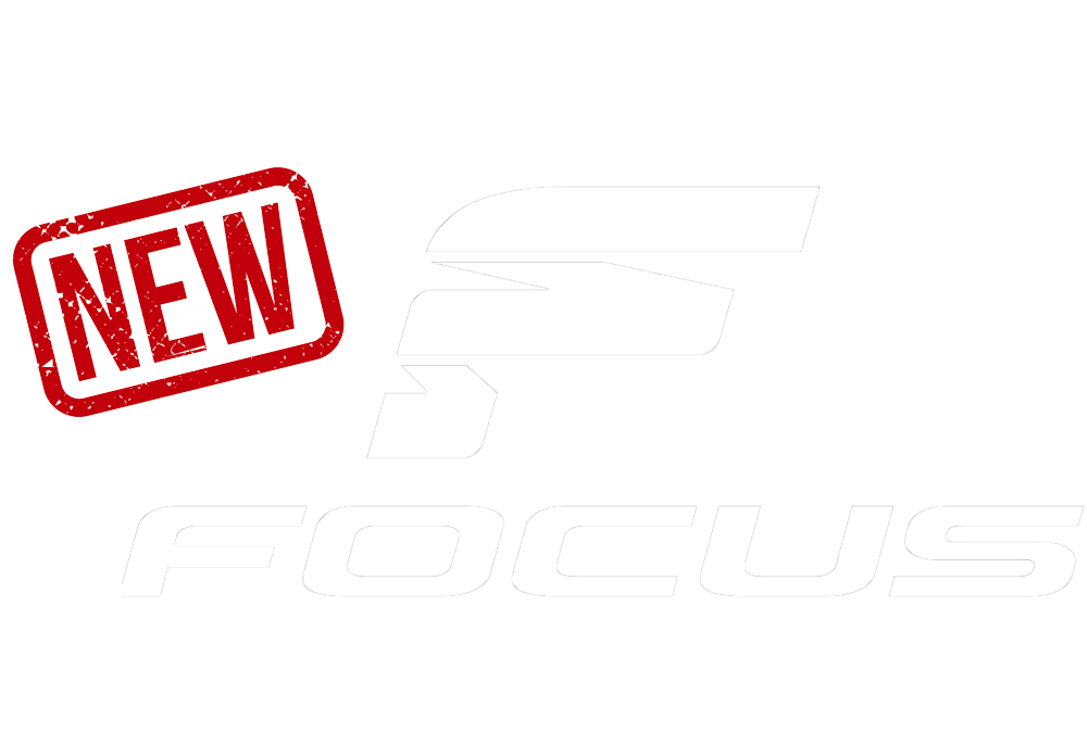 Ein roter rechteckiger Stempel mit der Aufschrift „NEU“, der über einem stilisierten, weißen, fetten Logo mit der Aufschrift „FOCUS“ geneigt ist.