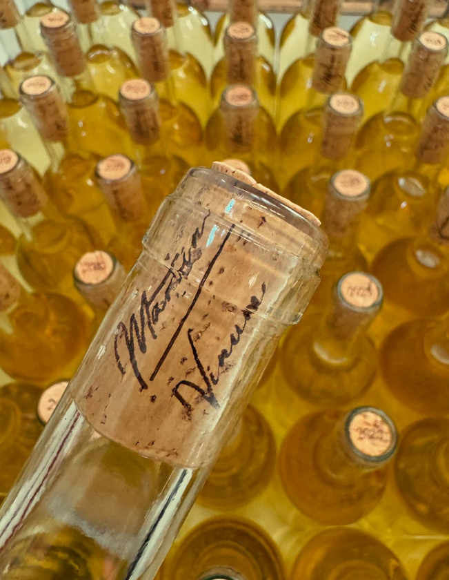 Una botella de vino tiene un corcho que dice