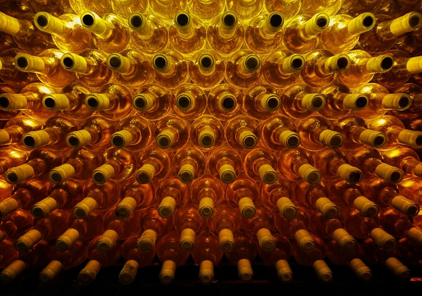 Un montón de botellas de vino apiladas una encima de otra