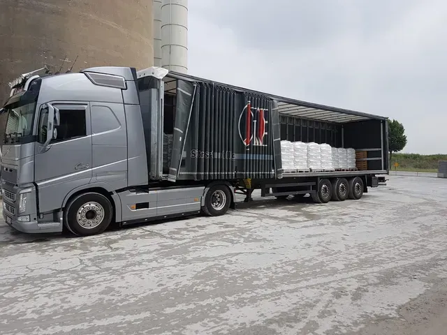Auf einem Parkplatz steht ein großer Sattelschlepper mit Silo-Gut geladen