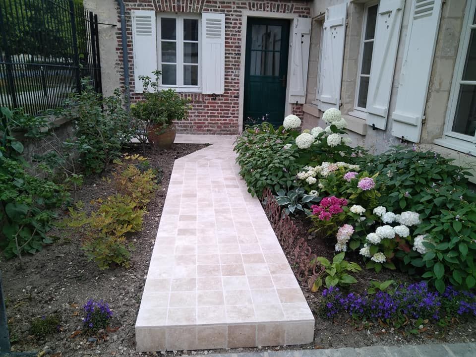 Une allée de jardin carrelée