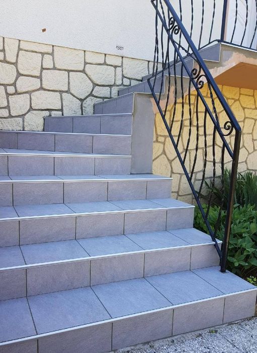 Un  escalier extérieur avec un revêtement en carrelage