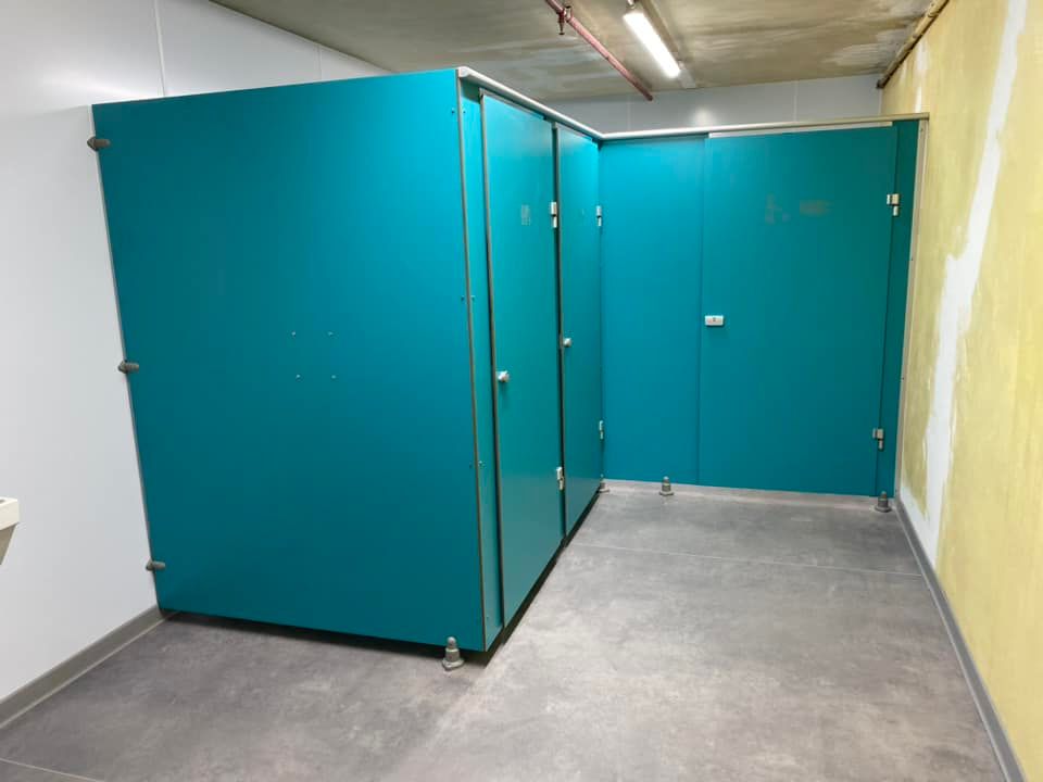 Des toilettes d'entreprise avec des cabines fermées