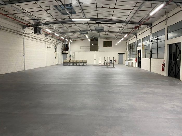 Une vaste salle dans une usine